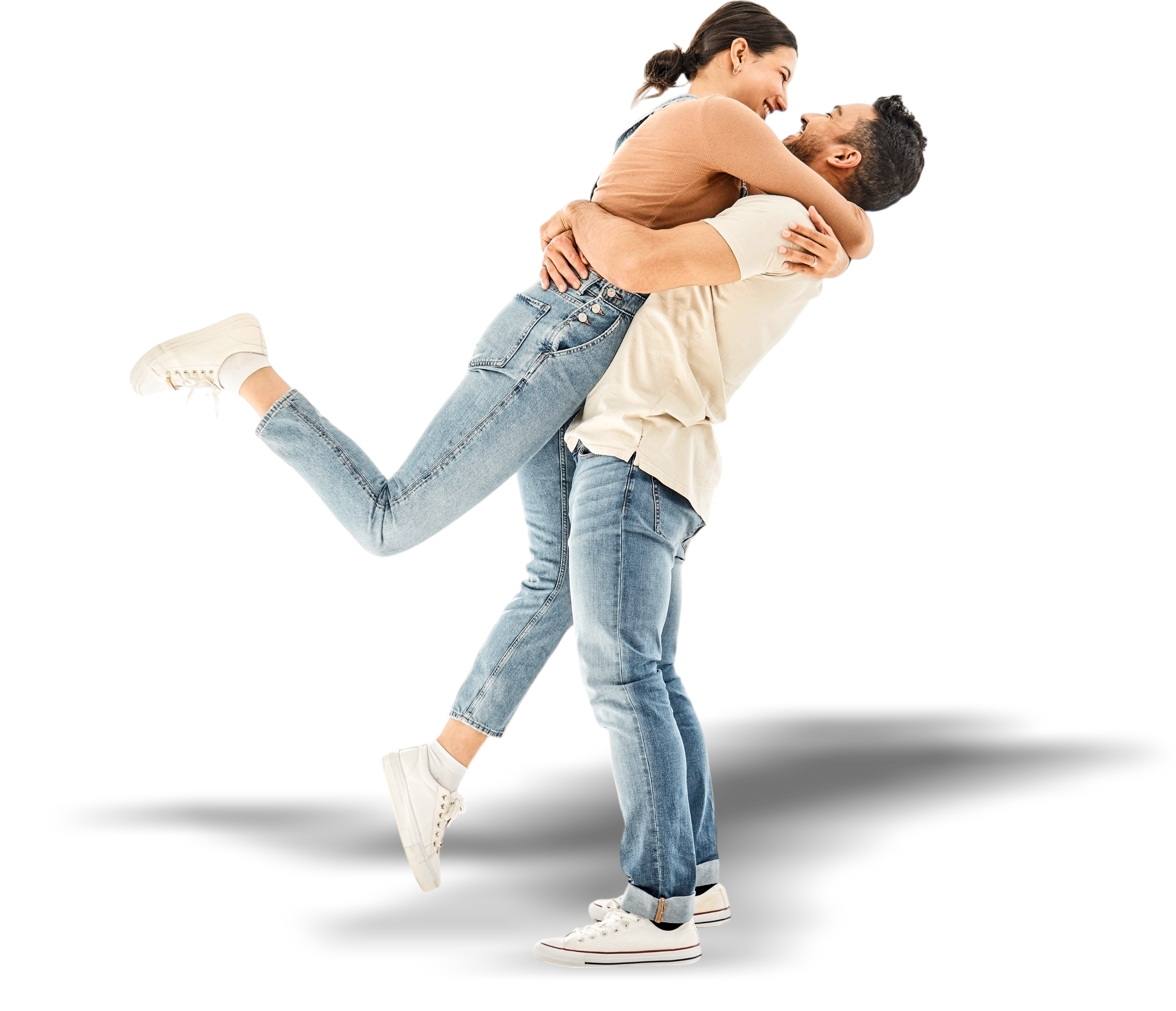Casal celebrando a compra do imóvel